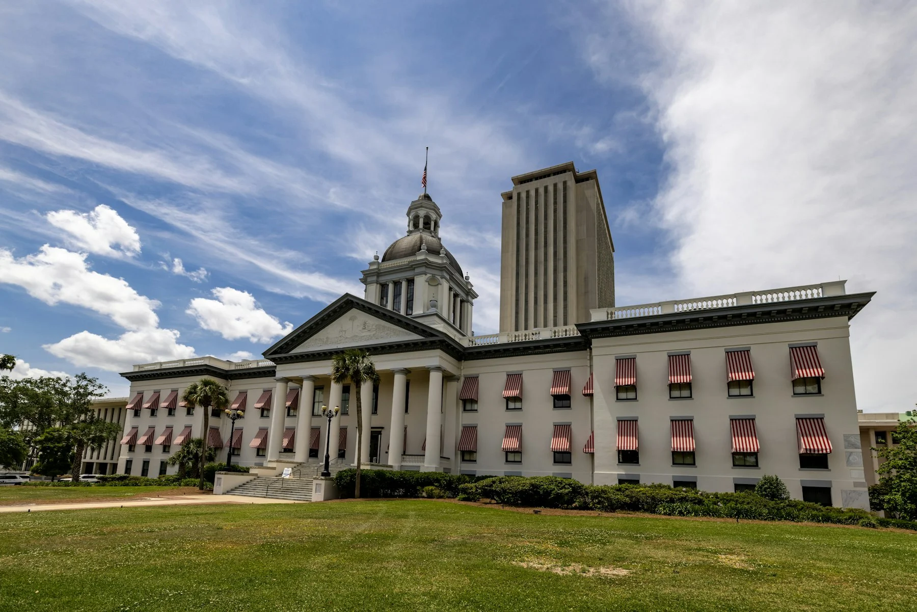 Cash advance apps in Florida operate under Chapter 560 — Florida State Capitol in Tallahassee